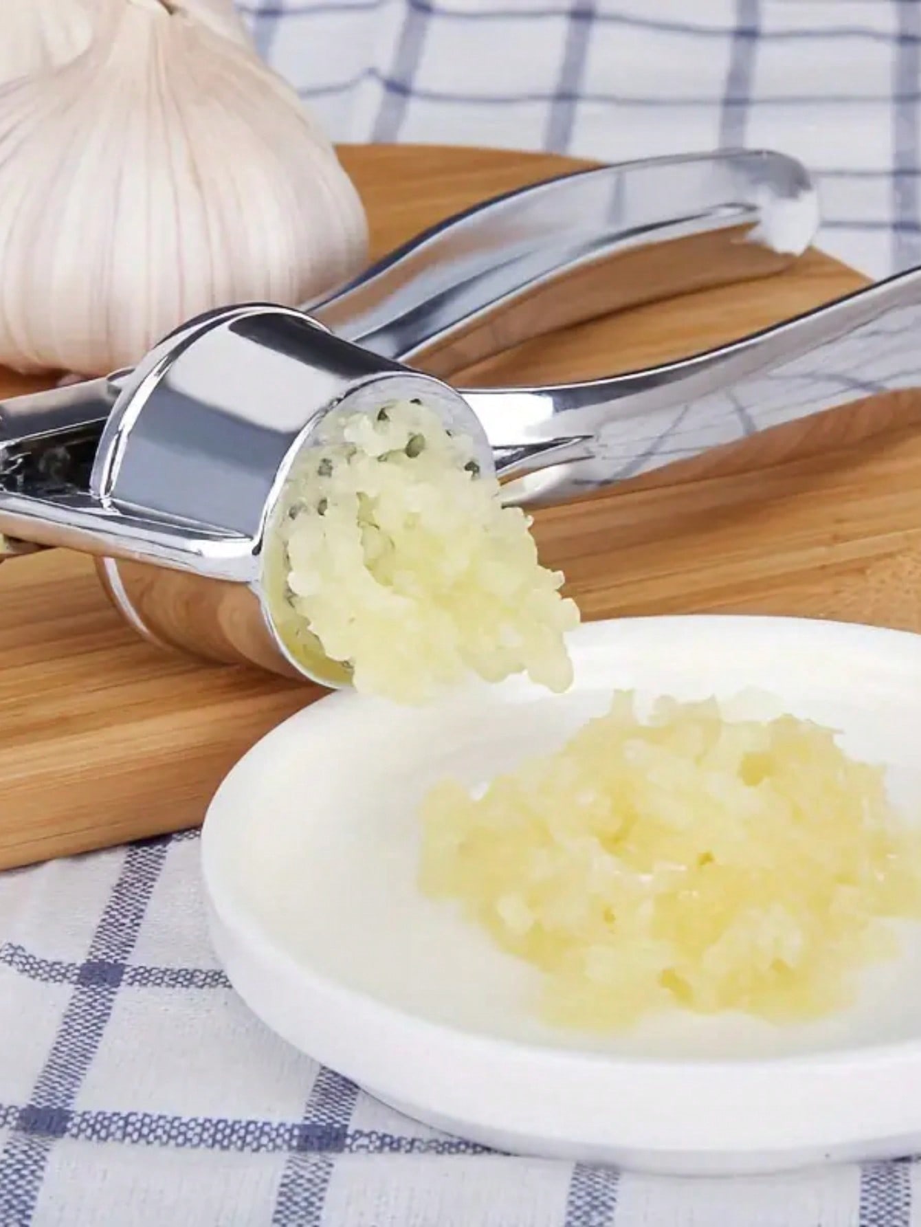 Kitchen Garlic Press Crusher M - Manual Garlic Press review and price